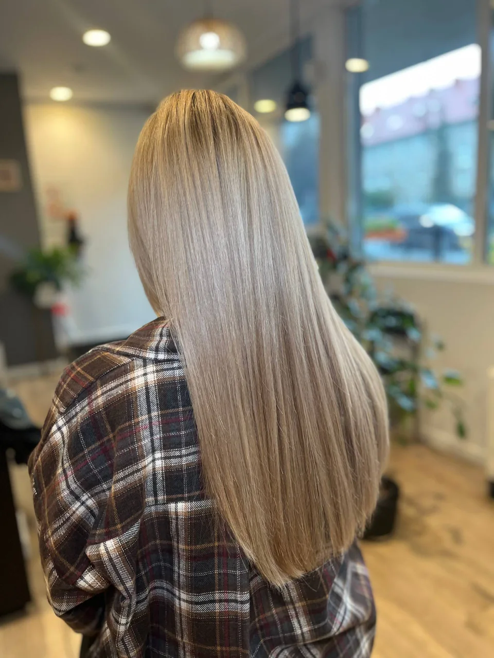 Długi beżowy blond z ciemniejszą nasadą
