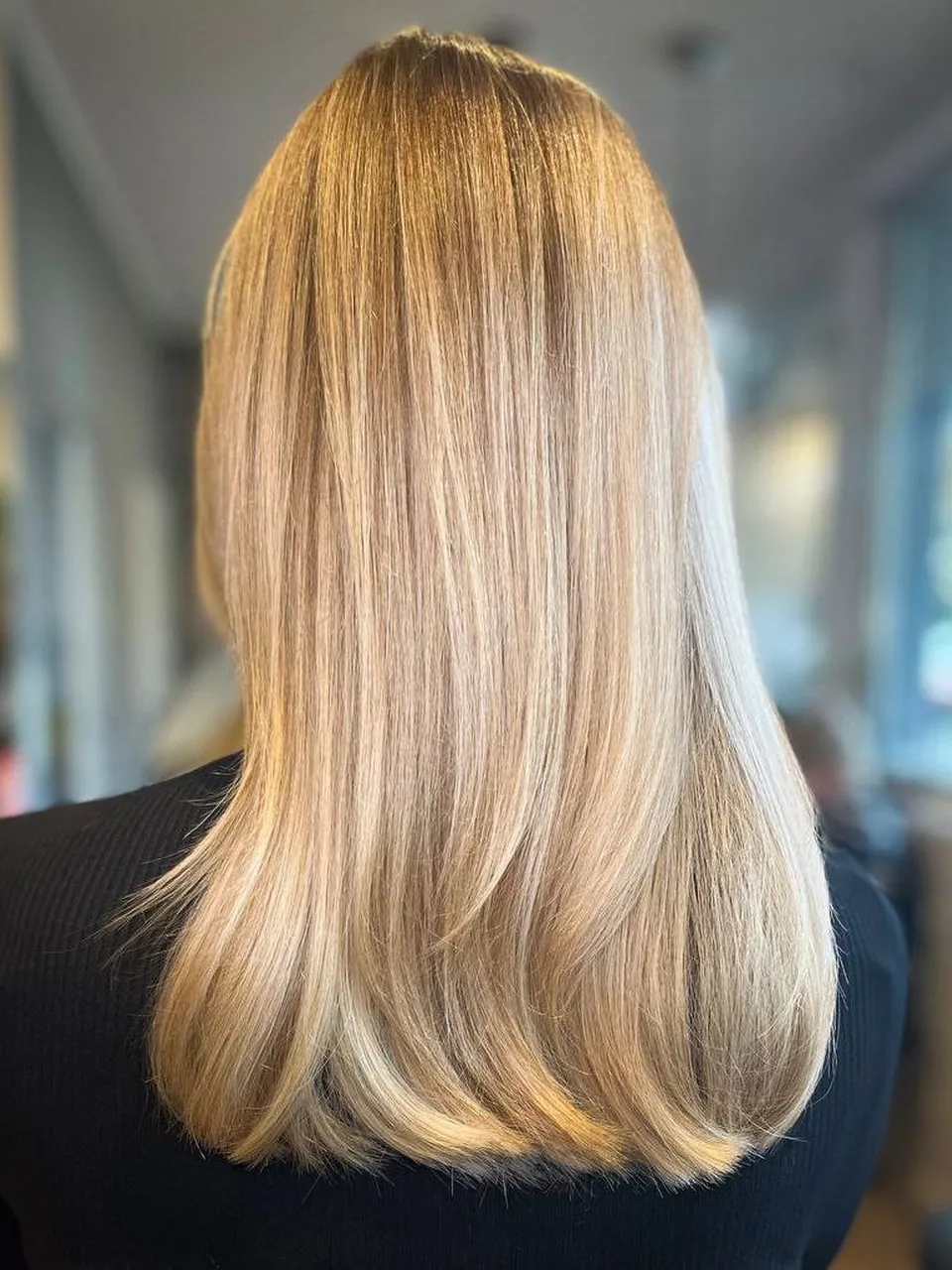 Miodowy balayage na prostych włosach