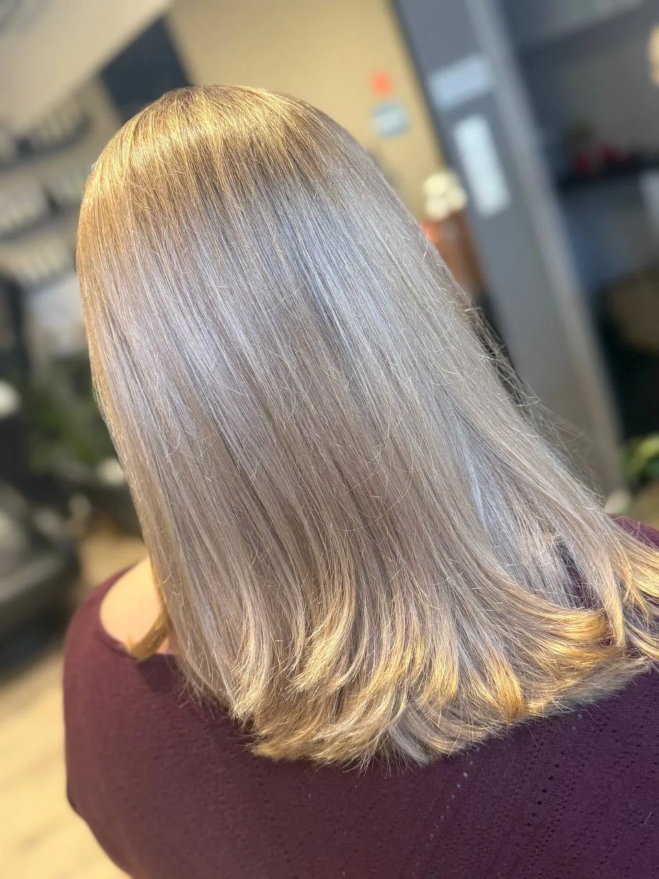Popielaty blond do ramion