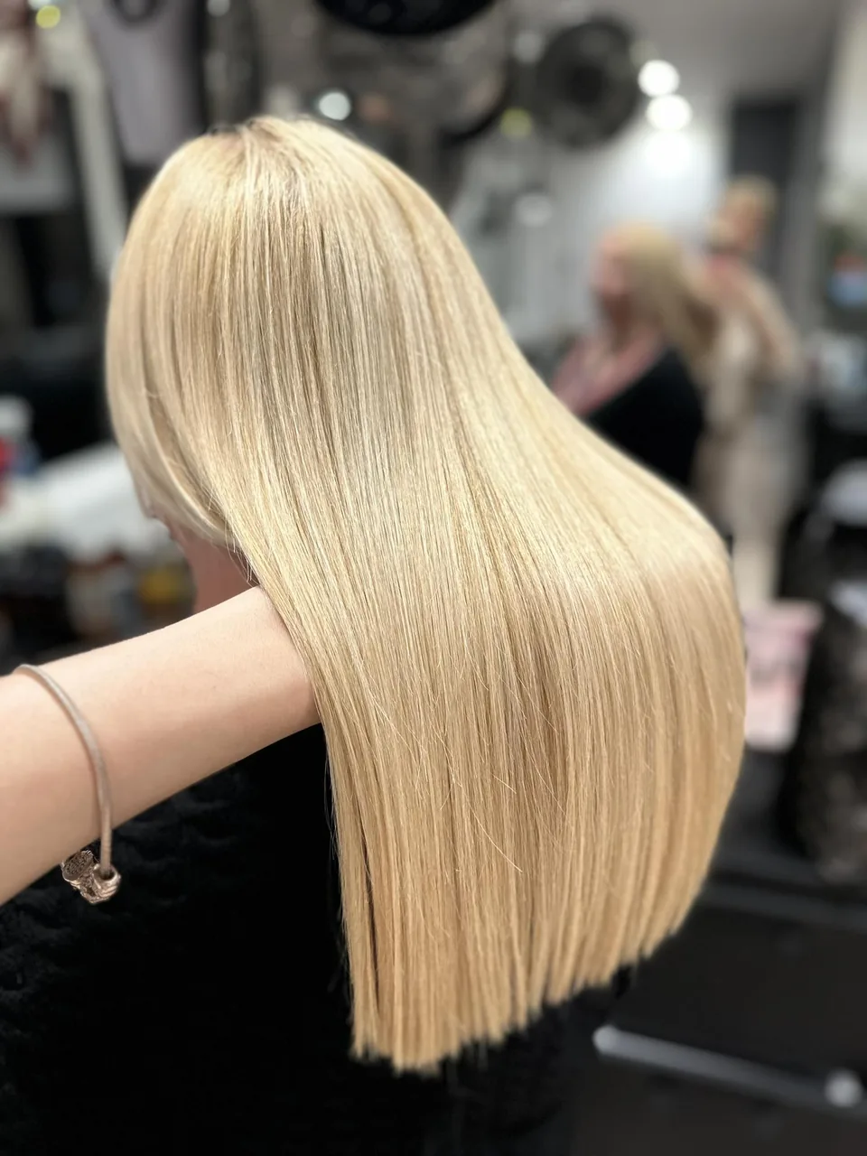 Złocisty blond na długich prostych włosach