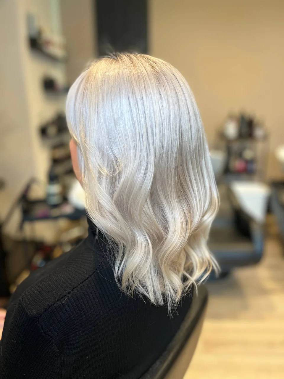 Platynowy blond w miękkich falach