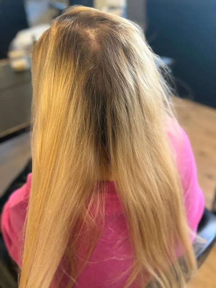 Przed: Żółty blond z odrostem