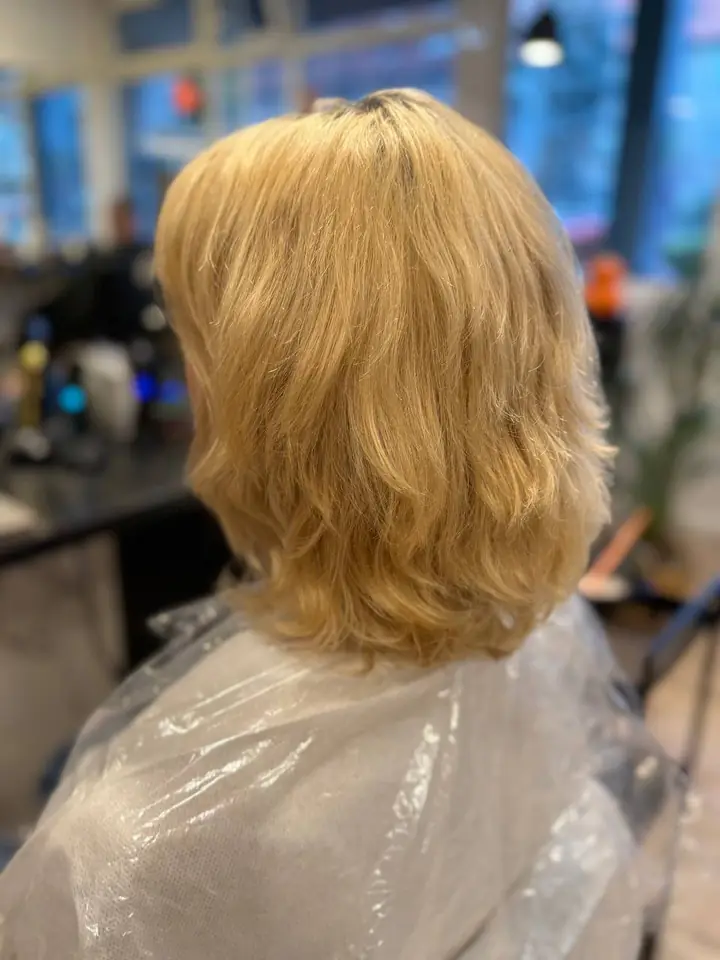 Przed: Żółty blond z pasem odrostu