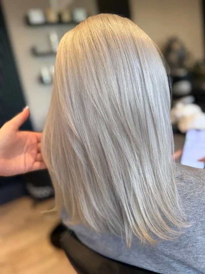 Po: jednolity, lodowy blond, praca Ani