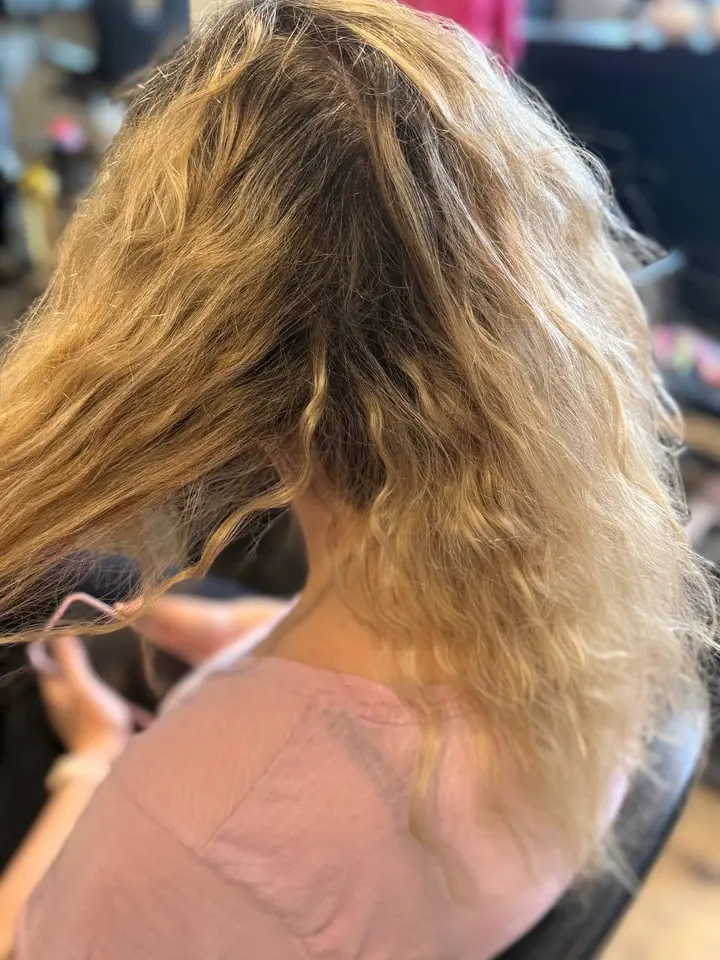 Przed: Żółty blond z odrostem